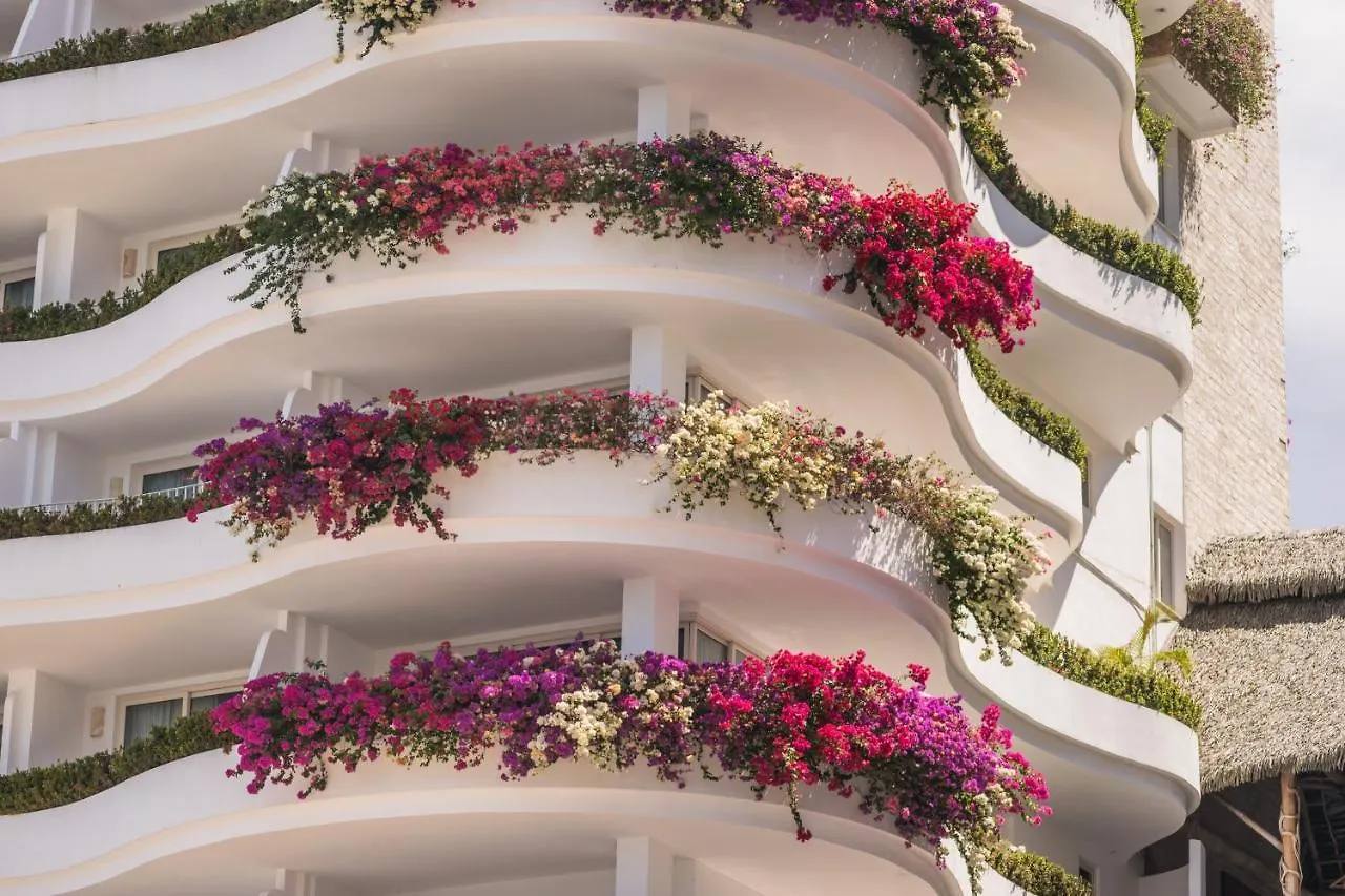 Residences By Grand Miramar Пуэрто-Вальярта 4*,
