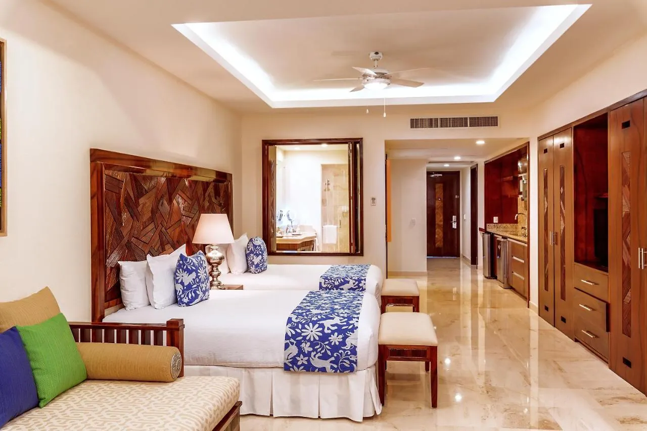 Residences By Grand Miramar Пуэрто-Вальярта 4*,